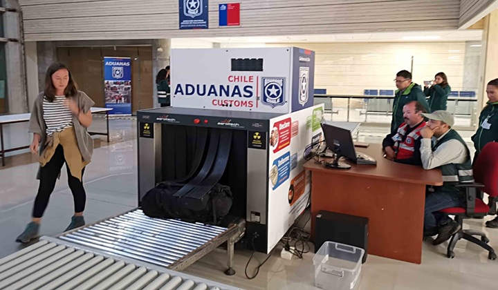 Fiscalización aduanera y control logístico en zona portuaria, en un contexto de digitalización de trámites y trazabilidad de carga.