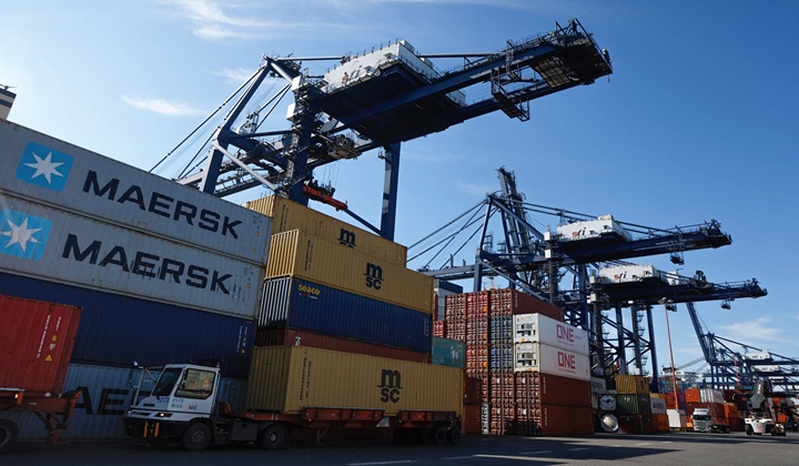 Grúas pórtico en terminal de contenedores: la interoperabilidad entre SICEX, Aduanas y puertos busca reducir fricción documental en exportaciones.