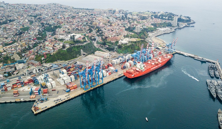 Vista aérea del terminal de contenedores y frente de atraque en el Puerto de Valparaíso, clave para Puerto Valparaíso inversiones 2025