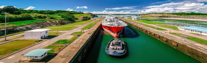 Vista estilizada de esclusas y buques en el Canal de Panamá con cinta sutil de la bandera panameña