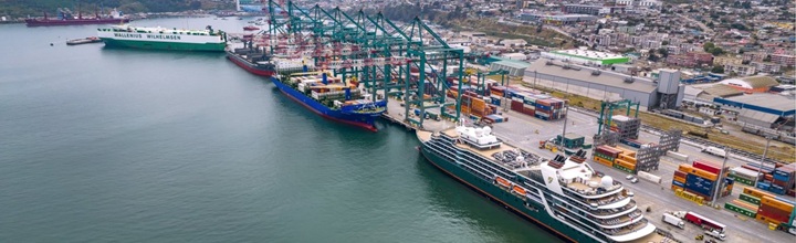 Vista referencial de operación portuaria de gran escala con énfasis en accesos viales y ferroviarios