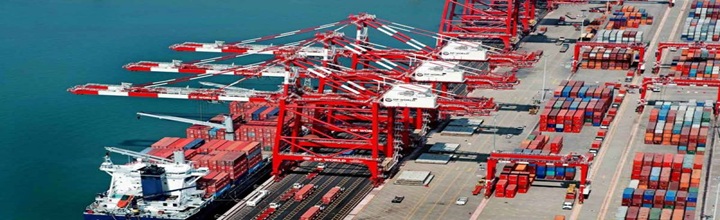 Terminal con grúas STS y stacks de contenedores, detalle visual alusivo a Callao