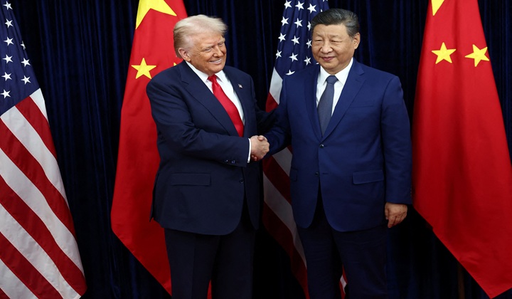 Banderas de Estados Unidos y China, símbolo de la relación bilateral en medio de una reducción de aranceles