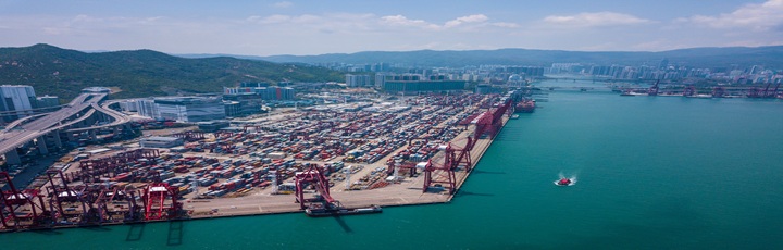Ramp de carga aérea: avión carguero con ULDs y plataforma de embarque