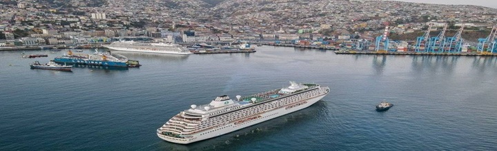 Vista del borde costero y operaciones turísticas asociadas a cruceros en Valparaíso