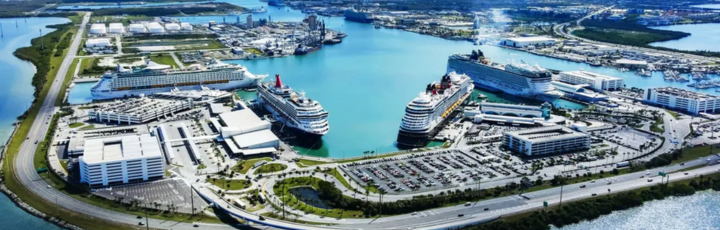 Vista de terminales y crucero al atardecer en Port Canaveral