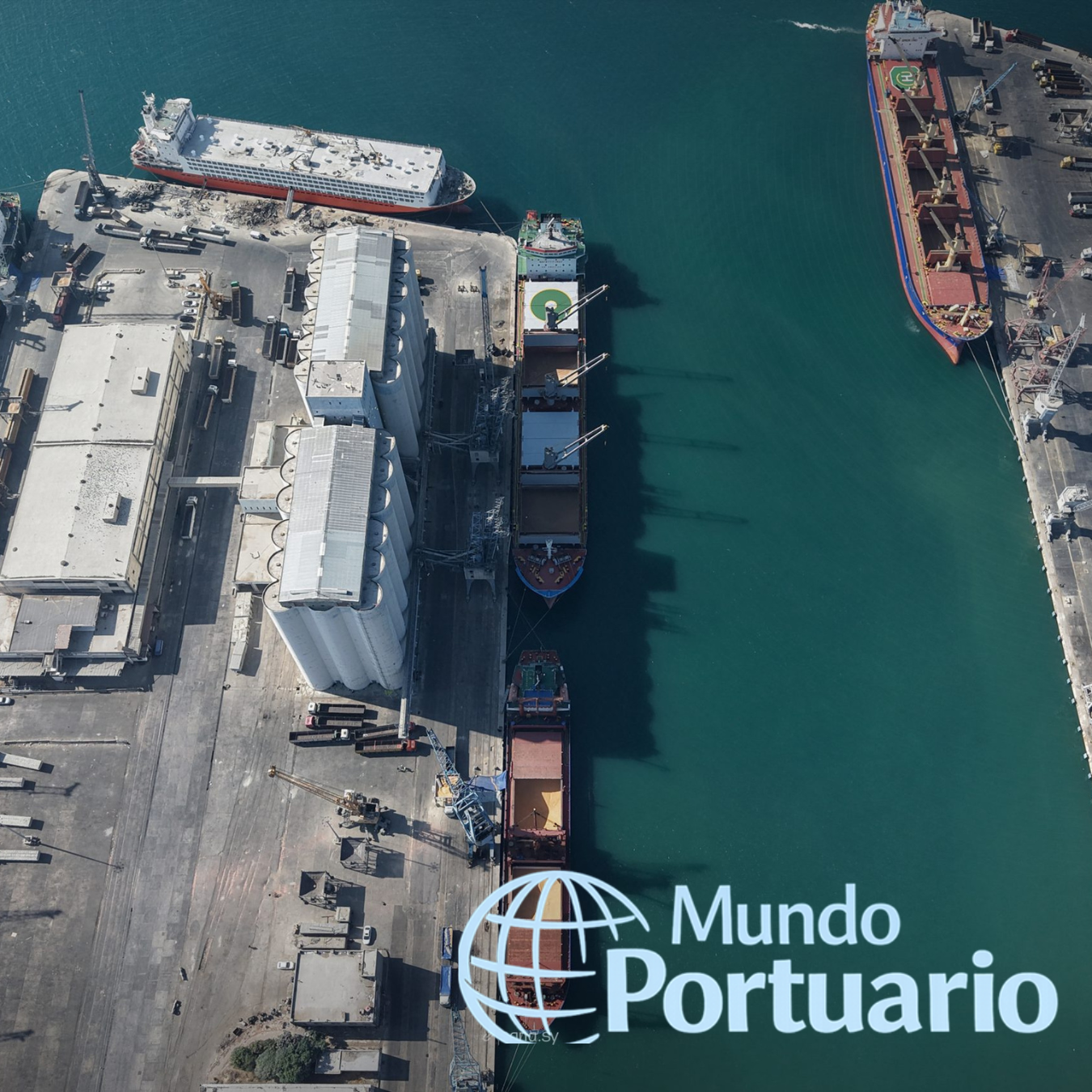 Puerto de Tartus en Siria con buque atracado y operaciones de carga en muelle