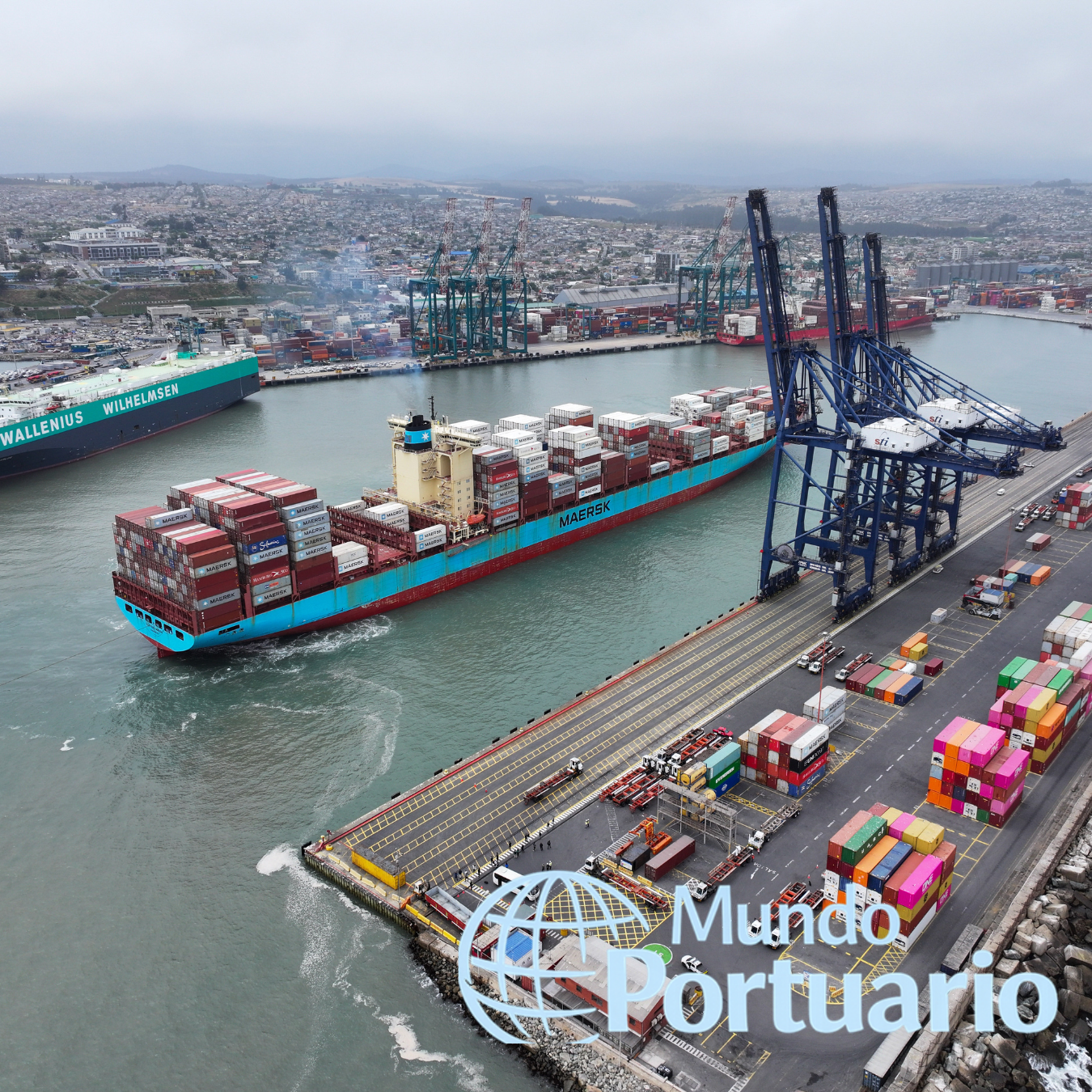Camiones de exportación en acceso terrestre del Puerto de San Antonio durante control de flujo ASAT