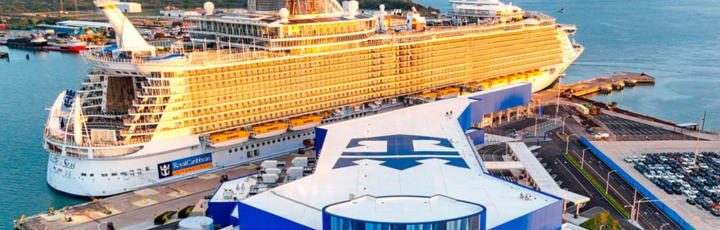 Vista referencial de terminal de cruceros y nave atracada en Galveston