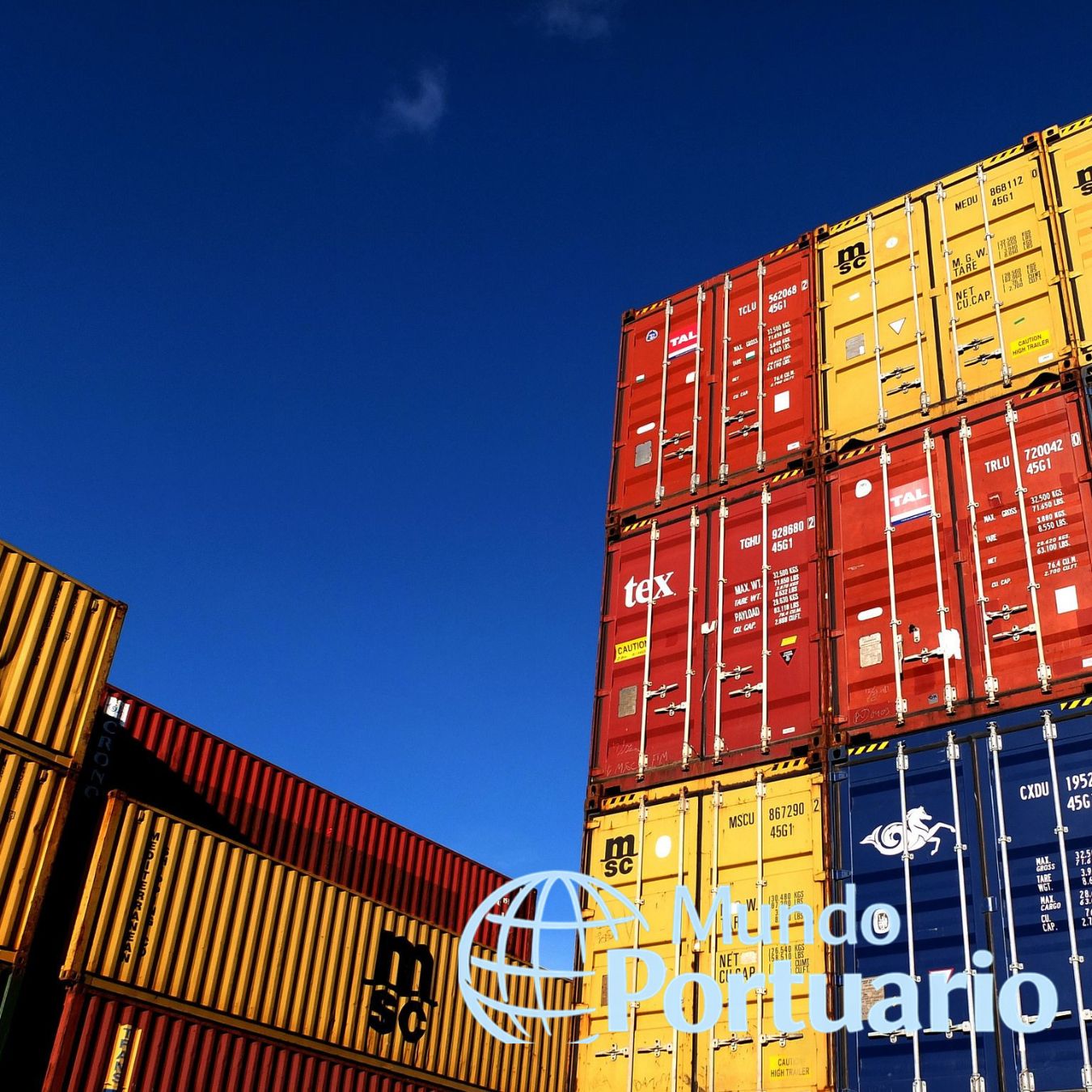 Contenedores apilados en terminal portuaria, referencia a caída del SCFI y tarifas de flete