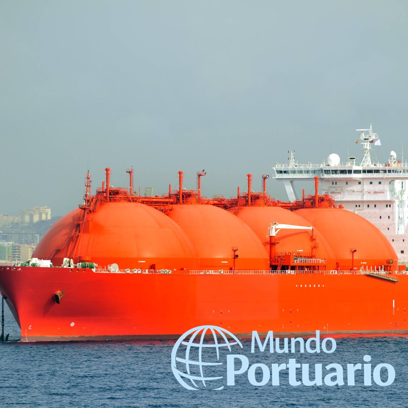 Portacontenedores y grúas ilustran el aumento de buques preparados para combustibles limpios