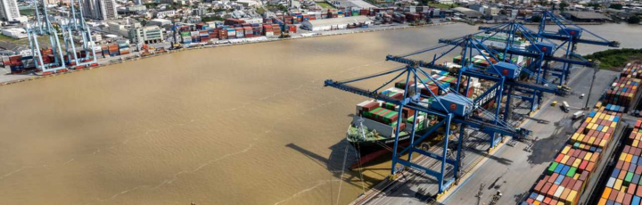 Infraestructura portuaria y grúas pórtico sobre la hidrovía