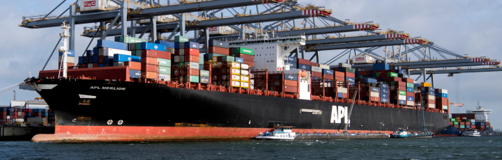 Grúas pórtico y contenedores en el puerto de Rotterdam durante Europort 2025