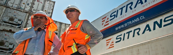 Vista de patio y grúas con pilas de contenedores en un depósito logístico