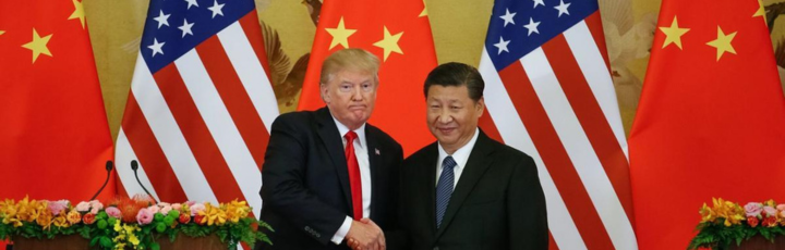 Escena portuaria con referencias a Estados Unidos y China en el contexto de cobros