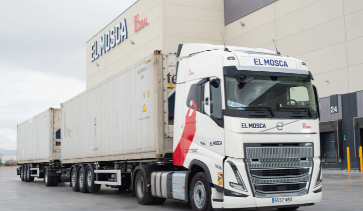 Camión con semirremolque refrigerado transportando carga perecible en cadena de frío