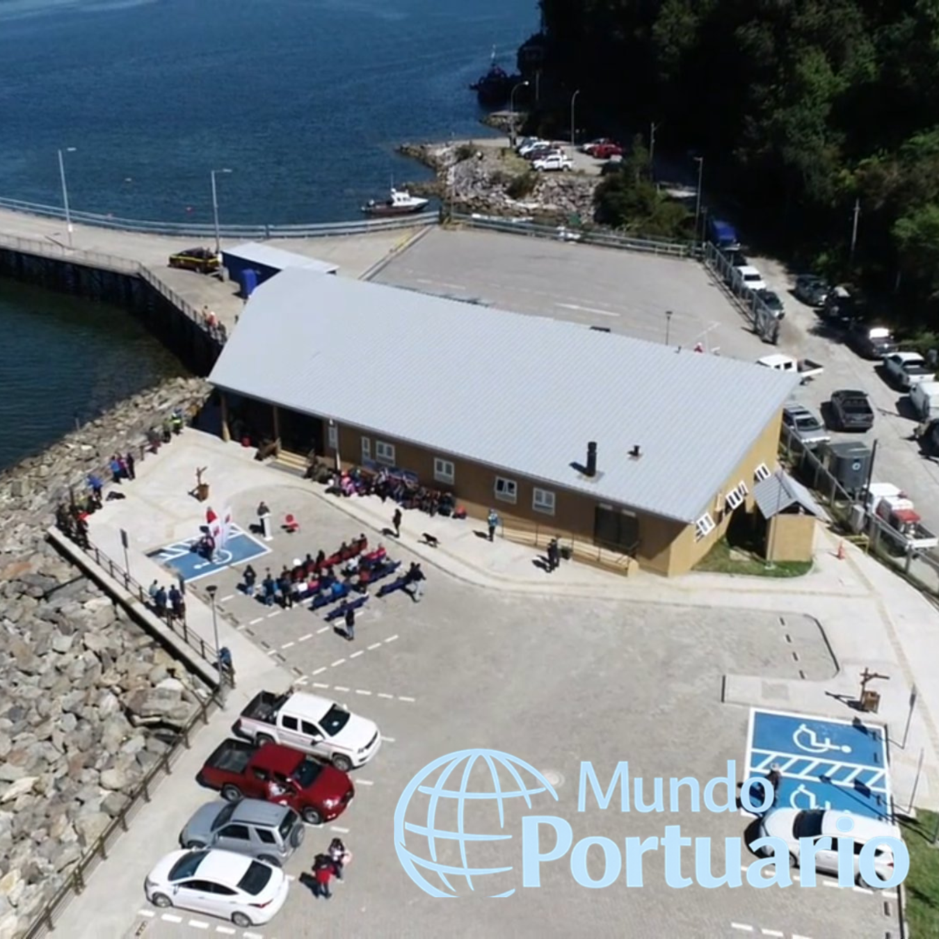 Terminal de pasajeros y muelle flotante en la rampa de conectividad de Puerto Cisnes, Región de Aysén
