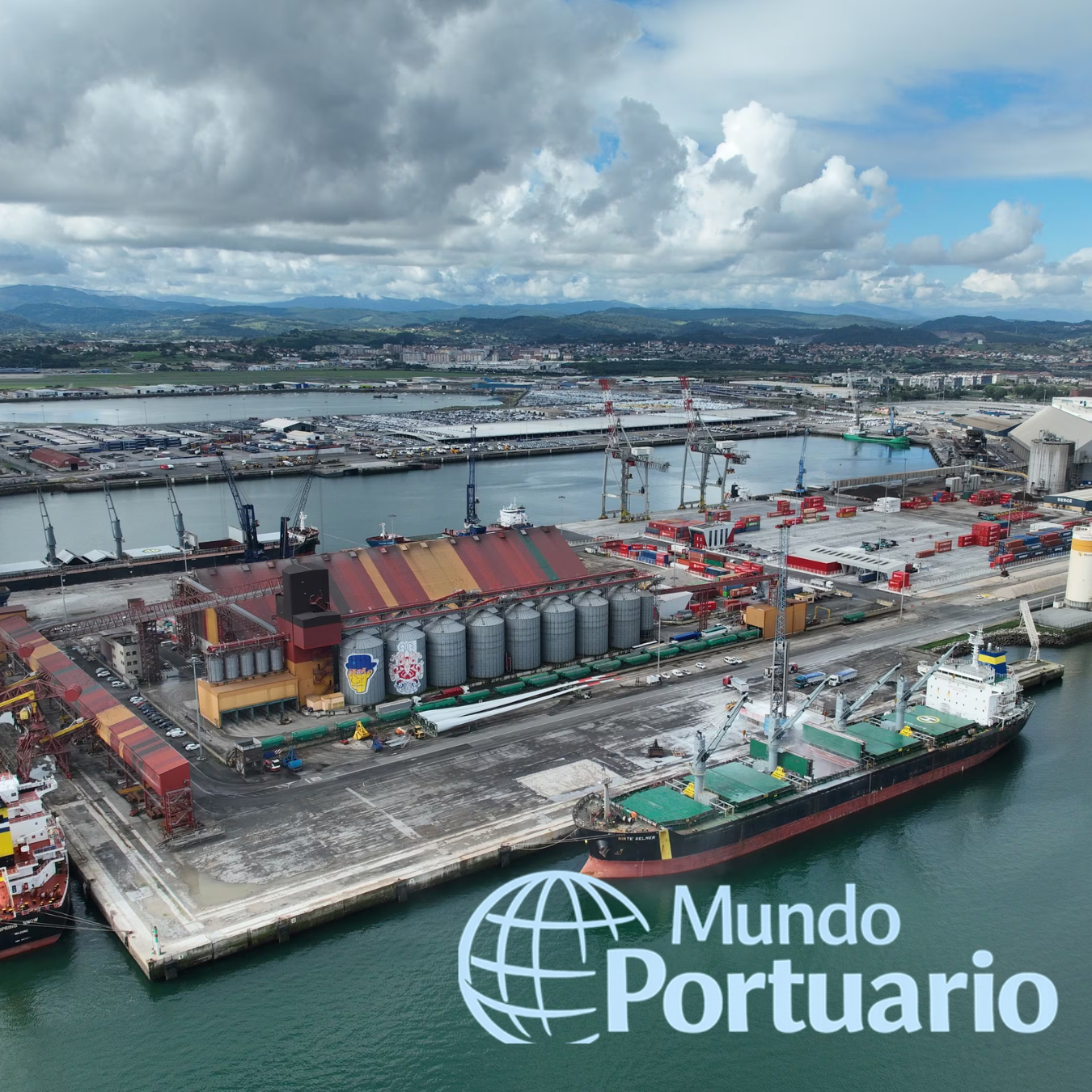 Dron de vigilancia sobre muelles del Puerto de Santander durante prueba de monitoreo en tiempo real