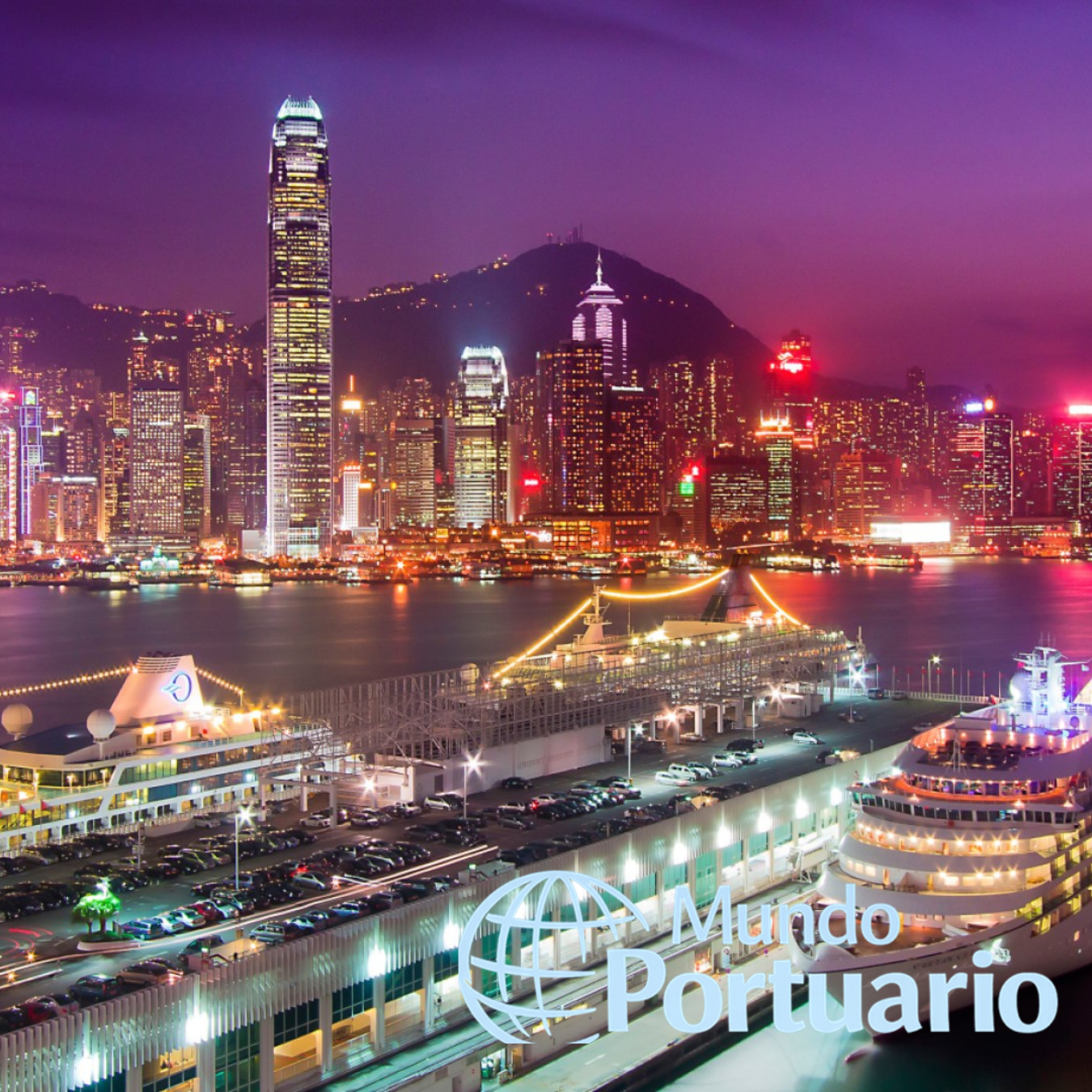 Crucero atracado en Hong Kong con vista a terminal y zona urbana durante temporada turística