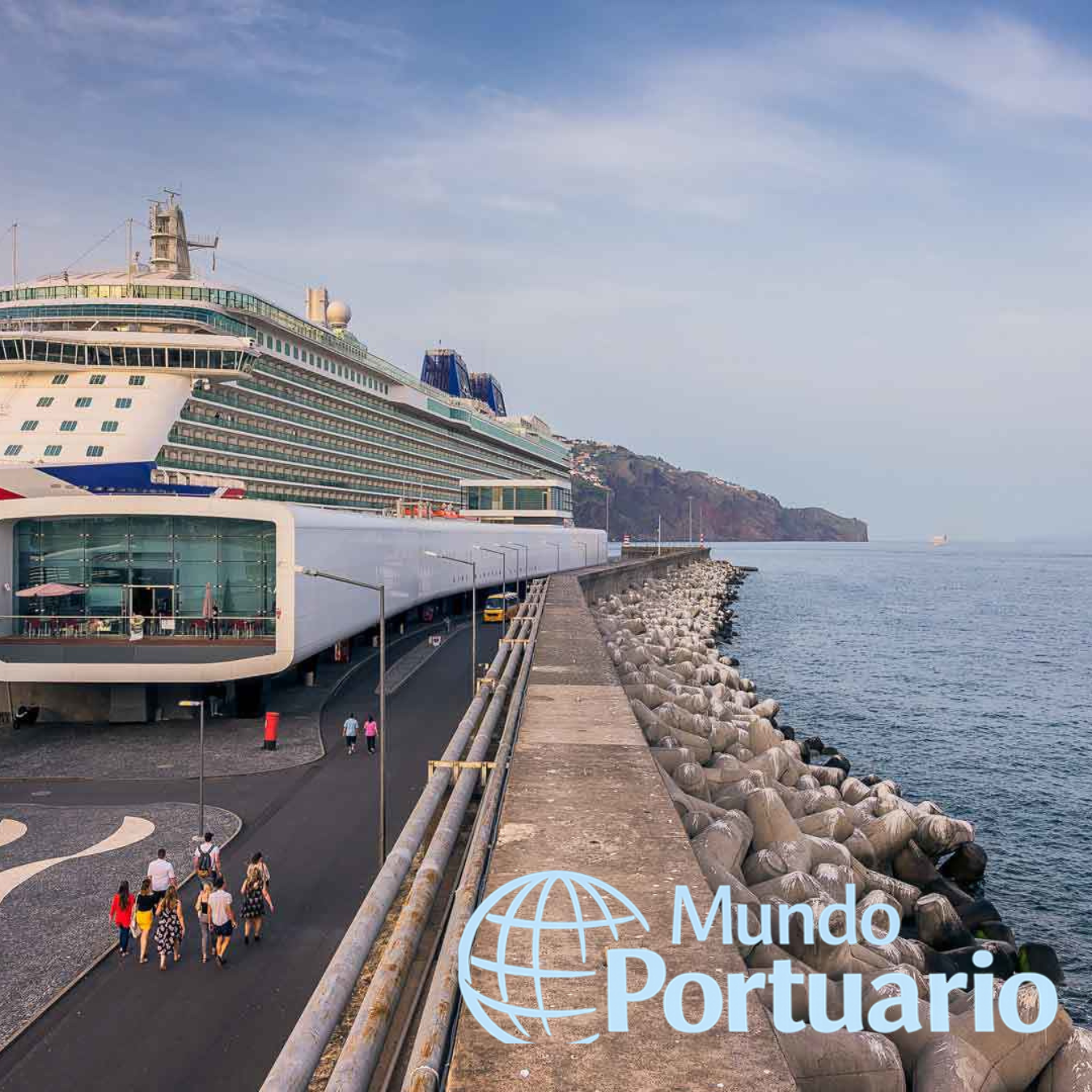 Estación autónoma de carga solar con batería en Pontinha, Puerto de Funchal (Madeira)