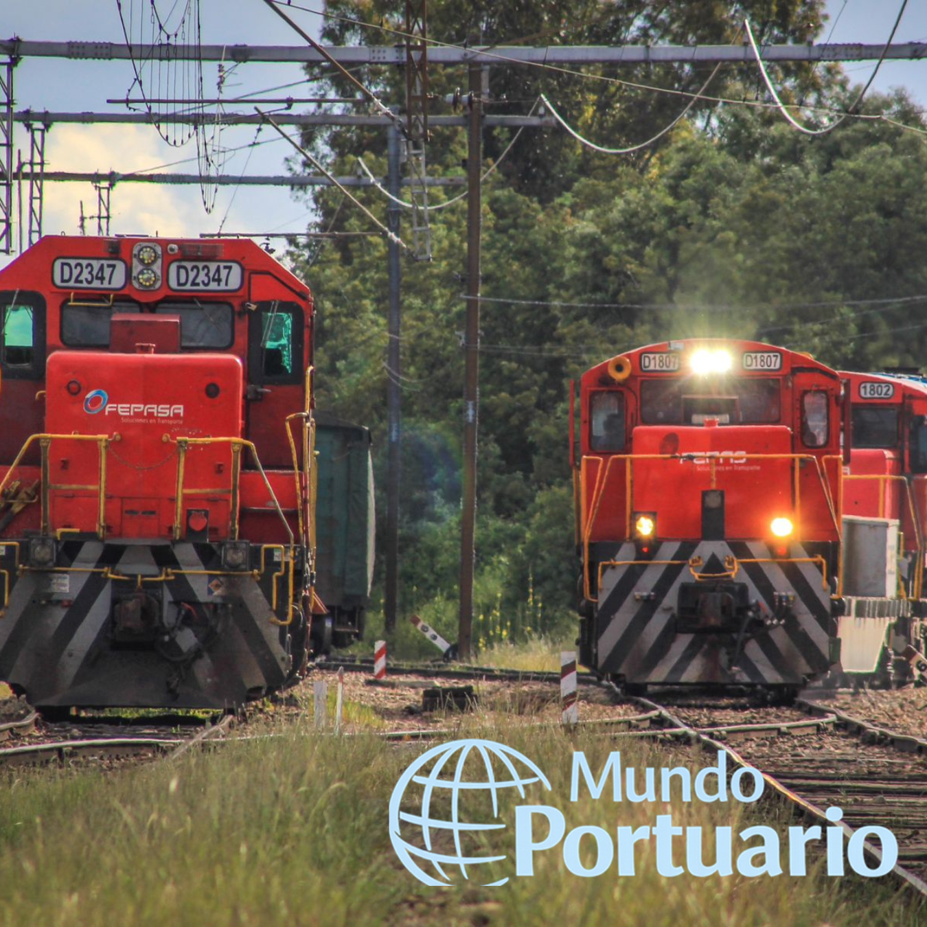 Dron logístico operando sobre patio intermodal con tren de carga en Chile, concepto aire–riel