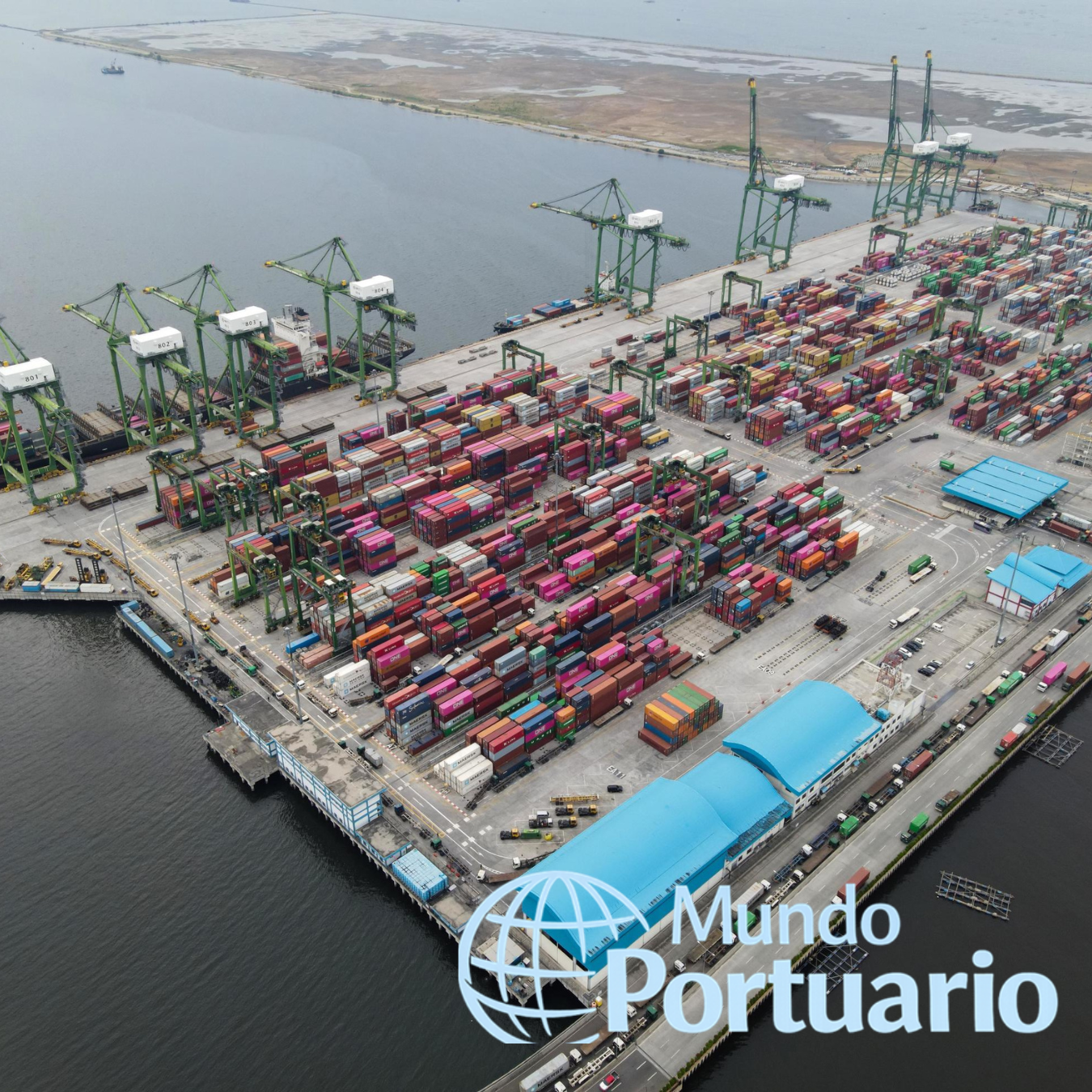 Contenedores y banderas de EE.UU. y Corea del Sur en un puerto comercial