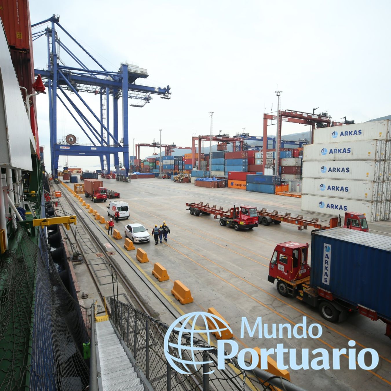 Atraques Visakhapatnam: vista de muelles y buques en operación en el Puerto de Visakhapatnam