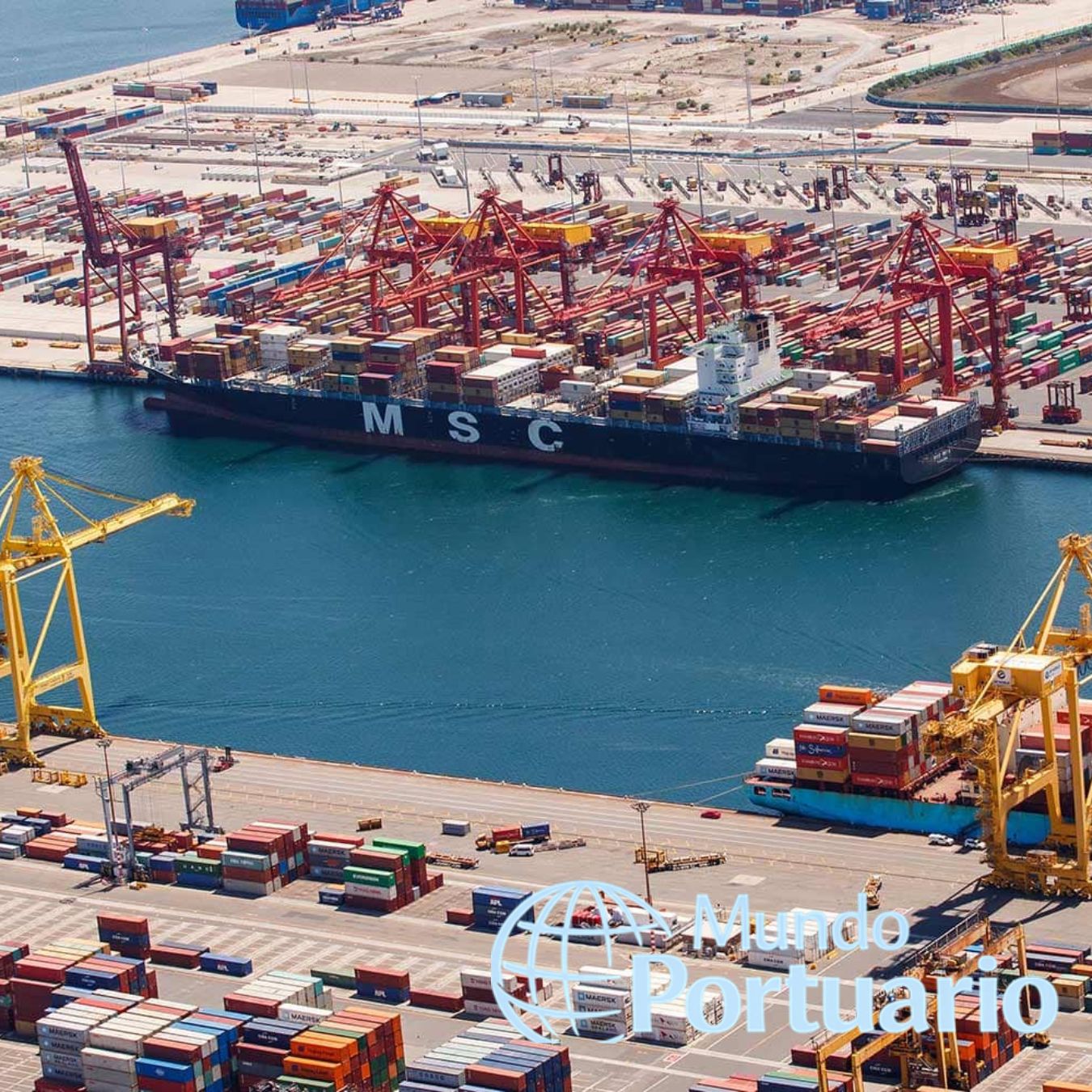 Buque cablero en operación con perímetro de exclusión por tendido de cable submarino en Port Botany