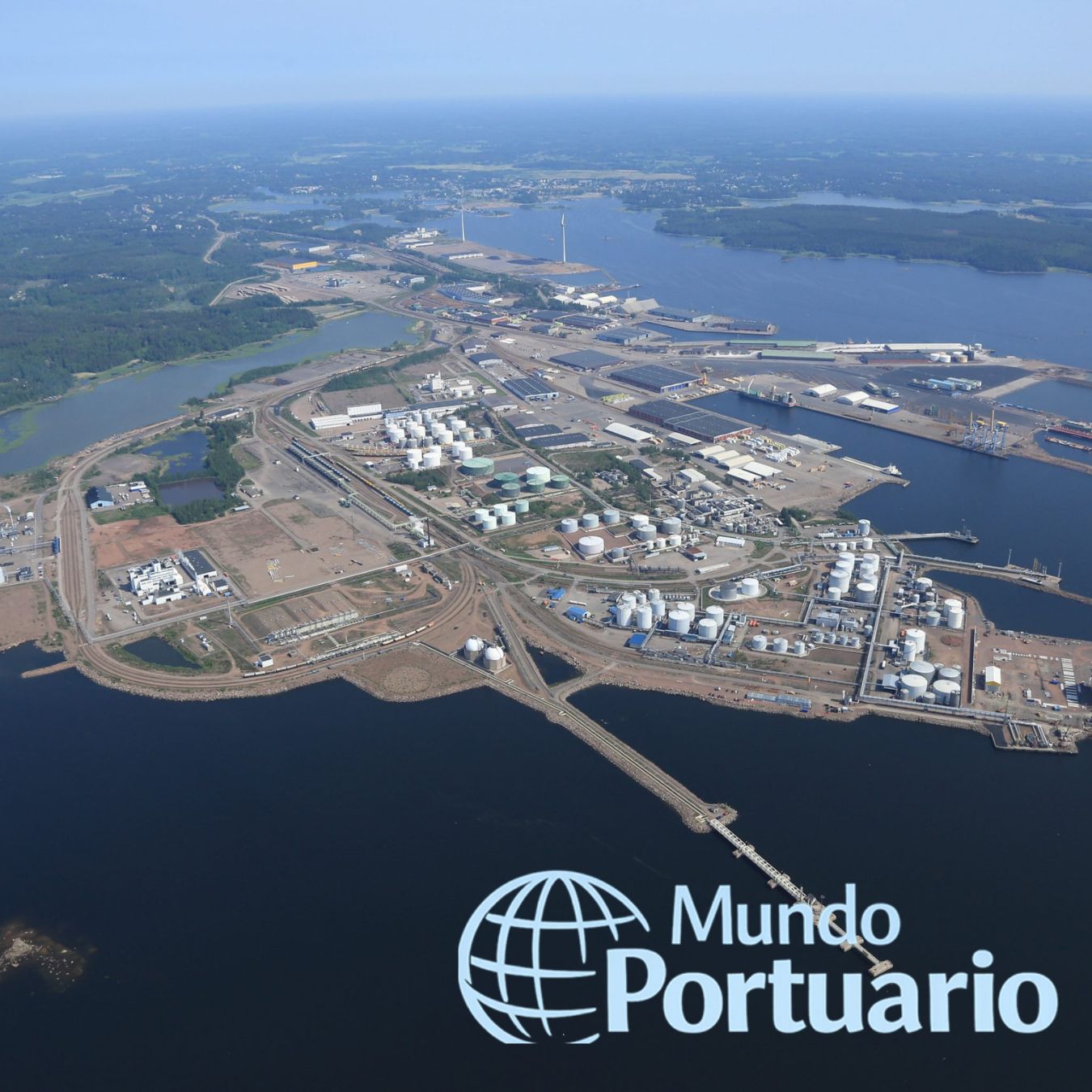 Rompehielos Sisu atracado en Kotka (HaminaKotka) durante operación invernal en Finlandia