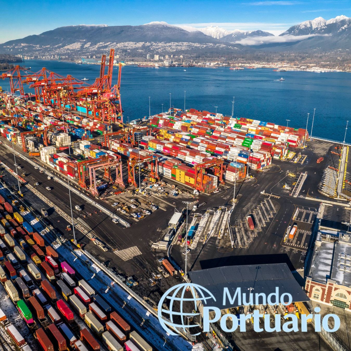 Dique flotante Seaspan Careen cargado sobre el heavy-lift GPO Emerald en Burrard Inlet, Vancouver