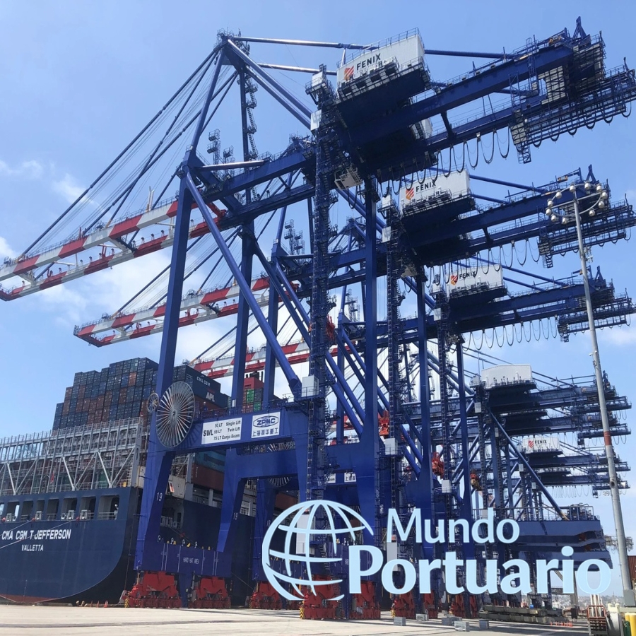 Buque portacontenedores en Fenix Marine Terminal tras cambio del servicio PANZ de Maersk