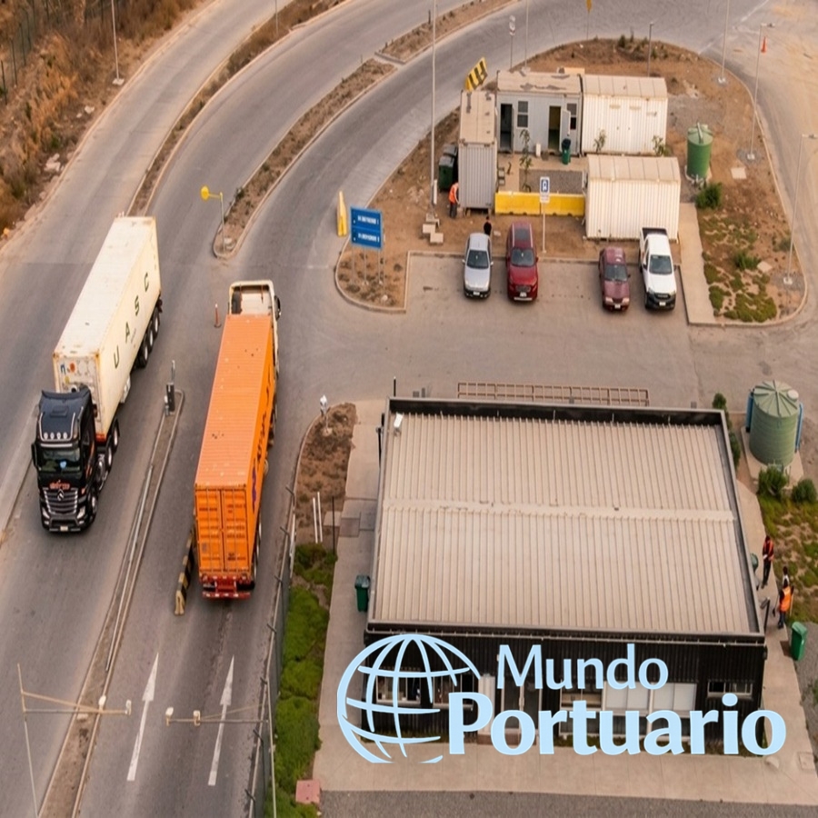 Camiones circulan por la vía segregada ASAT en el Puerto de San Antonio