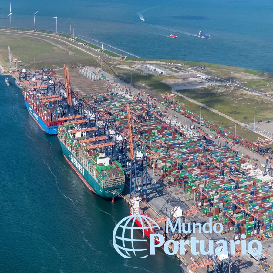 Embarcaciones navegando bajo Erasmusbrug en Rotterdam con nueva zona de velocidad regulada