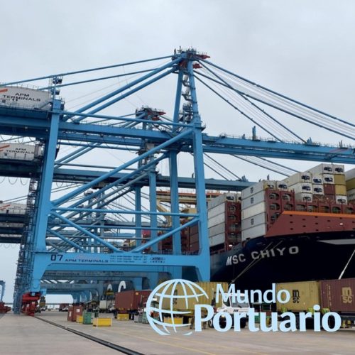 Buque panamax Presinge durante descarga de trigo en APM Terminals Callao