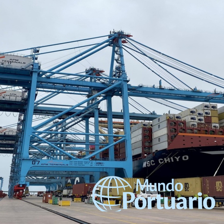 Buque panamax Presinge durante descarga de trigo en APM Terminals Callao