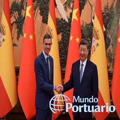 Pedro Sánchez y autoridades chinas durante acuerdos de cooperación comercial y transporte en Pekín