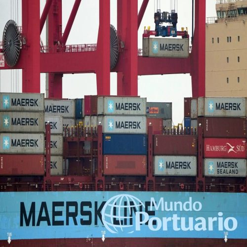Contenedores reefer de Maersk operando en un puerto egipcio del corredor del Suez