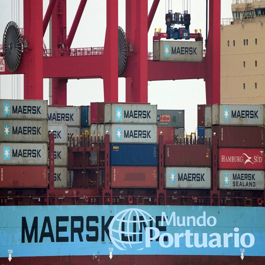 Contenedores reefer de Maersk operando en un puerto egipcio del corredor del Suez