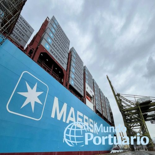 Buque portacontenedores operando en Jeddah Islamic Port con nuevos servicios de Maersk