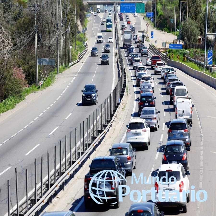 Camiones y autos en la Ruta 68 durante contingencia vial de Semana Santa